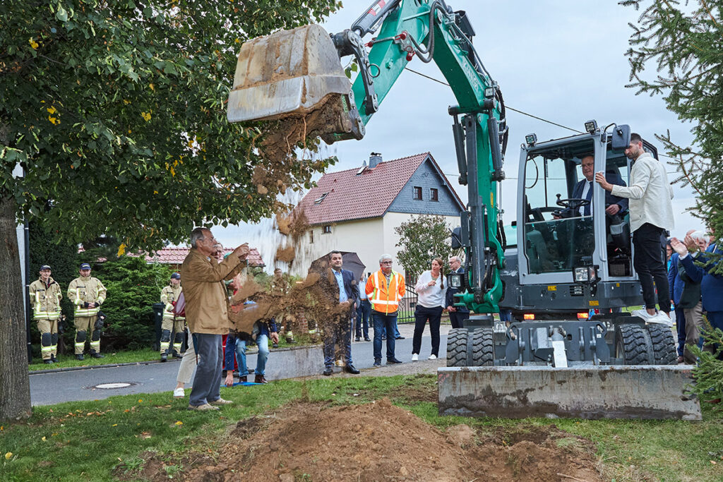 GLASFASER - Spatenstich Breitbandausbau 4 Symbolischer erster Baggeraushub in Neuweißenborn