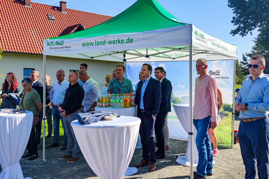 GLASFASER - Erster Kunde ist online - 3 Publikum bei der Inbetriebnahme des ersten Kunden