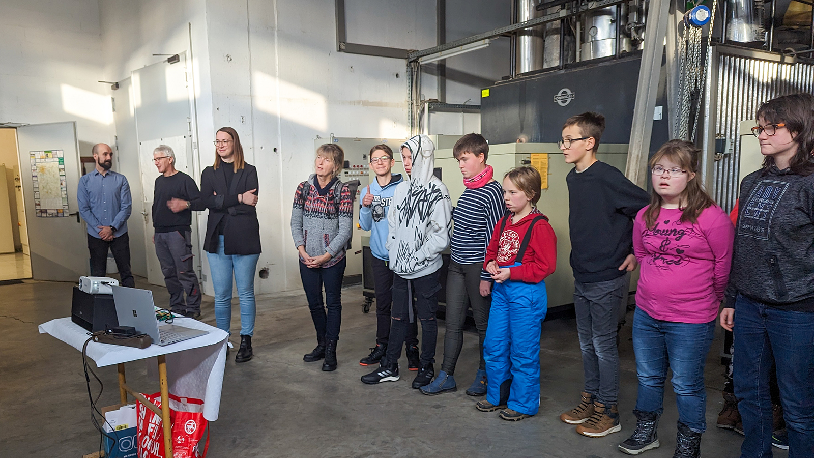Stefanie Kleine und ihre Mitarbeiter (links im Bild) erklären den Schülerinnen und Schülern, wie im Heizwerk Fernwärme erzeugt wird