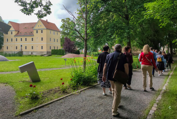 Ukrainische Delegation spaziert entlang der Nahwärmetrasse zum Herrenhaus Röcknitz