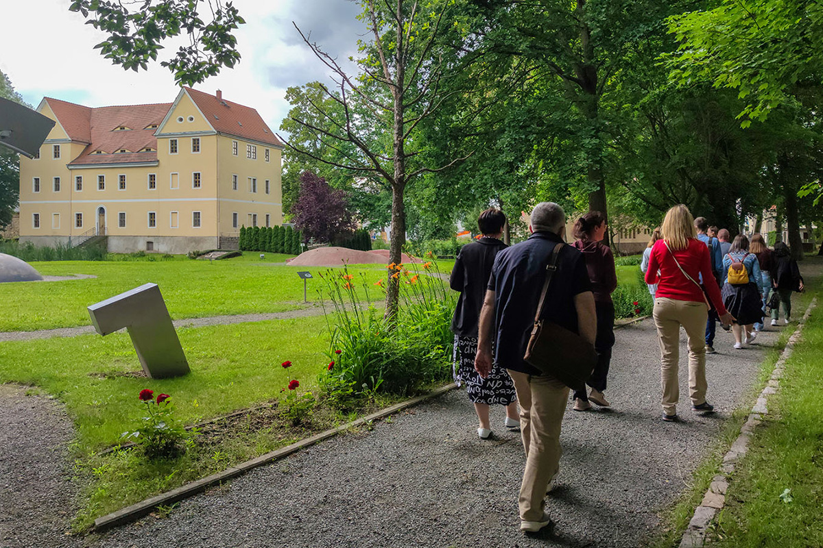 Ukrainische Delegation spaziert entlang der Nahwärmetrasse zum Herrenhaus Röcknitz