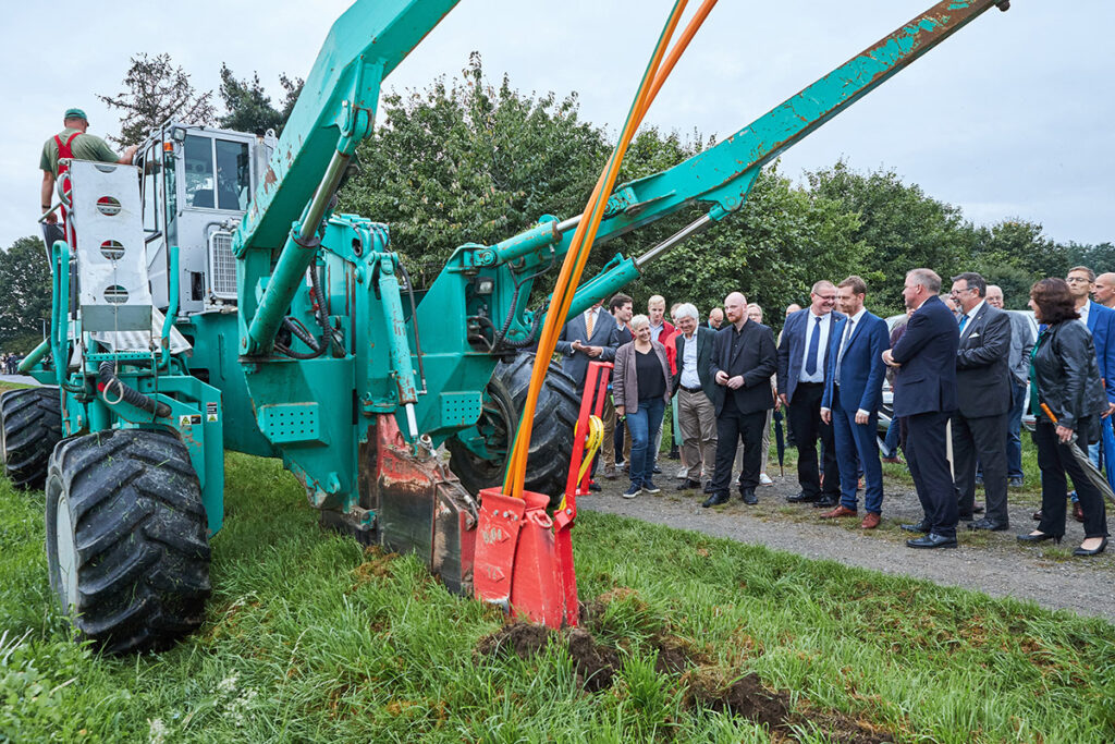 GLASFASER - Spatenstich Breitbandausbau - 2 Verlegung von Leerrohren mit Pflug