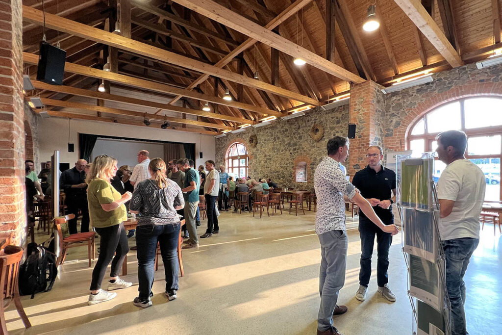 HOLDING - 1. und 2. Bürgerdialog Thallwitz 1 Menschen unterhalten sich im KulturGUT Thallwitz