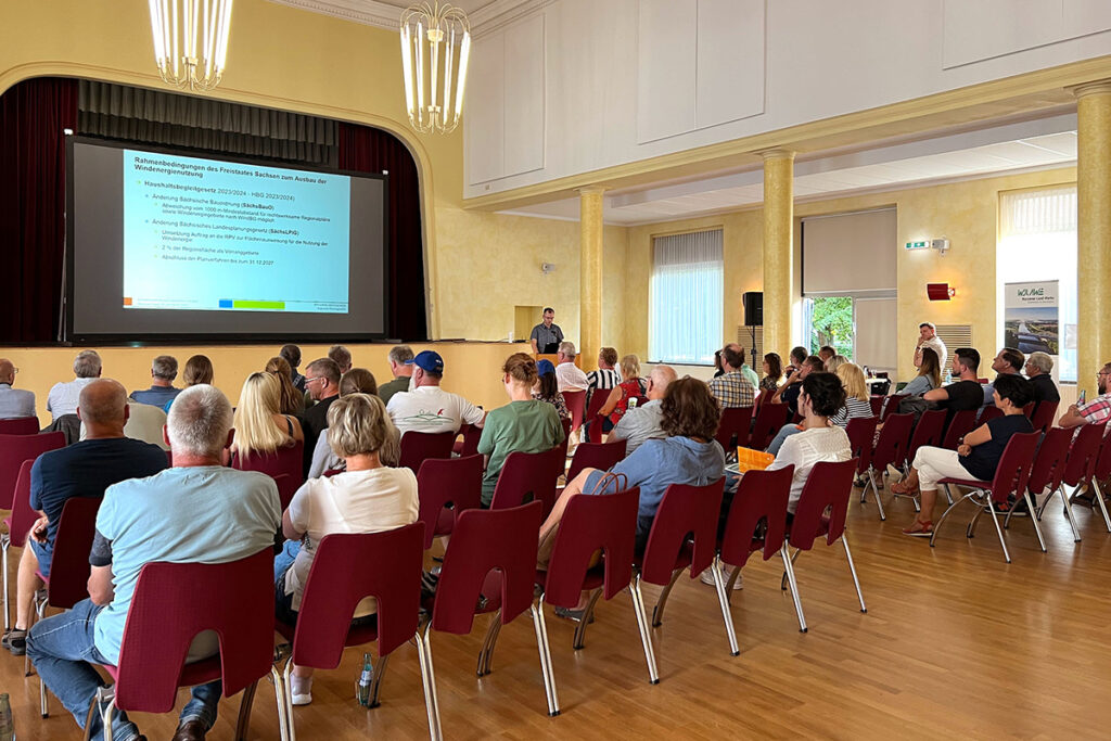 HOLDING - 1. und 2. Bürgerdialog Wurzen 1 Menschen lauschen einem Impulsvortrag im Kulturhaus Schweizergarten