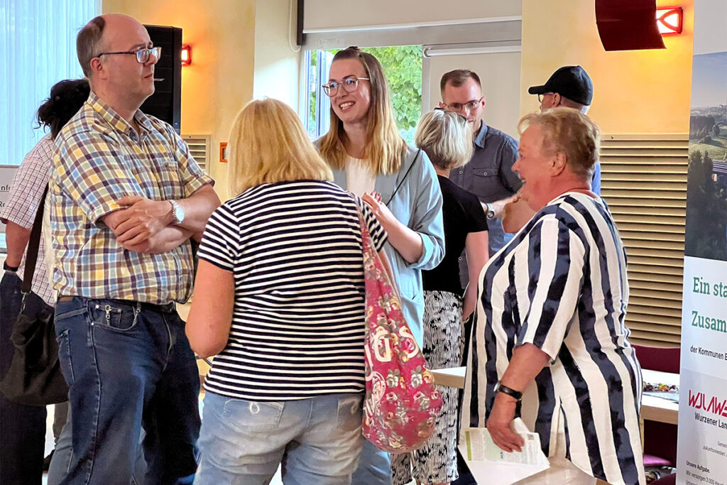 HOLDING - 1. und 2. Bürgerdialog Wurzen 2 Geschäftsführerin Stefanie Kleine im Gespräch mit Bürgerinnen und Bürgern