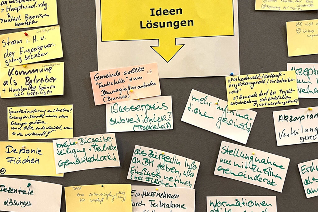 HOLDING - 3. Bürgerdialog Lossatal 1 Pinnwand mit Ideen und Lösungsvorschlägen von Bürgerinnen und Bürgern zum Umgang mit Erneuerbaren Energien