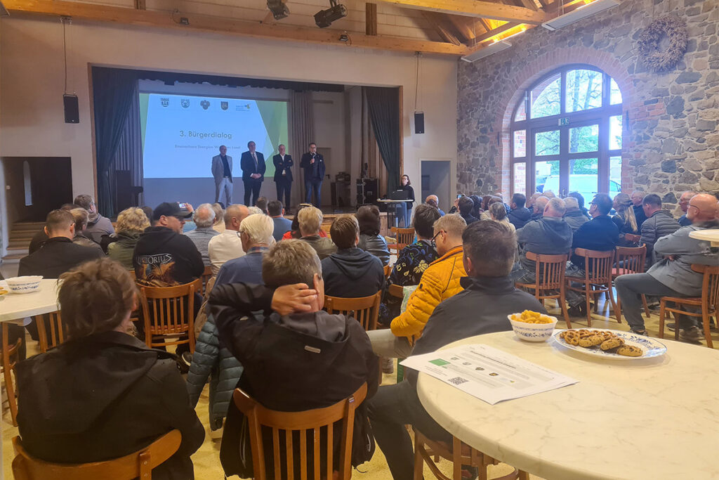 HOLDING - 4. Bürgerdialog Thallwitz 1 Die Bürgermeister des Wurzener Landes eröffnen den 3. Bürgerdialog auf der Bühne im KulturGUT Thallwitz