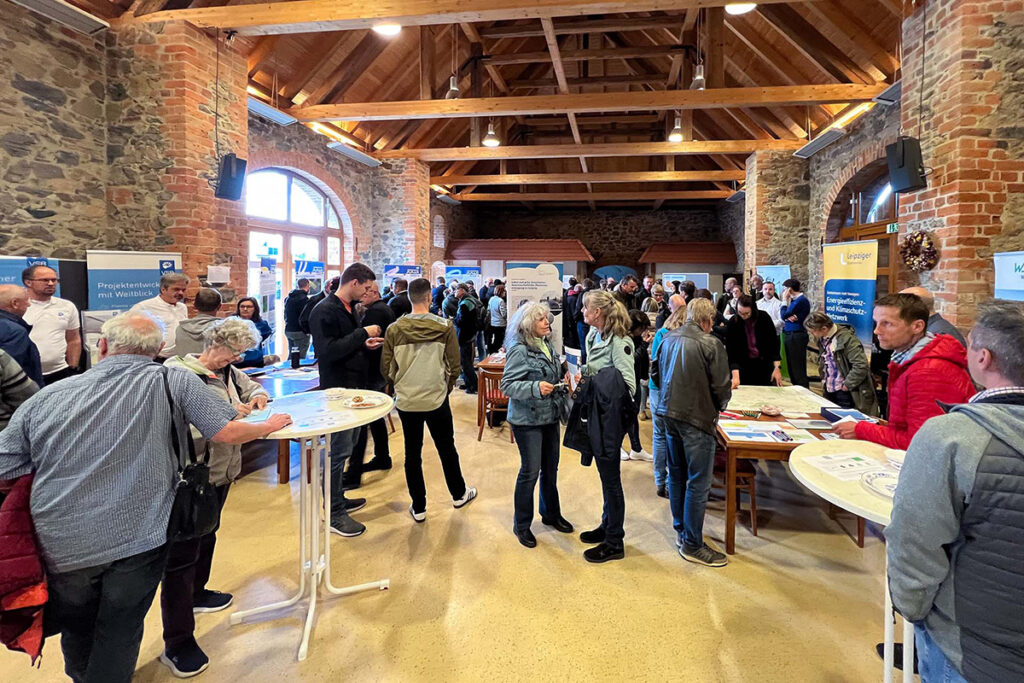 HOLDING - 4. Bürgerdialog Thallwitz 3 Überblick über verschiedene Infostände im KulturGUT Thallwitz