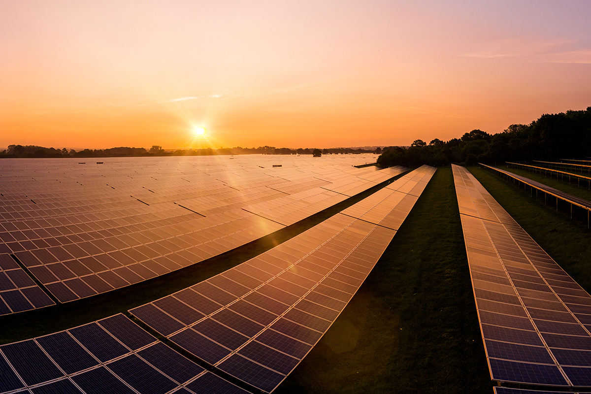Photovoltaikanlage bei Sonnenuntergang