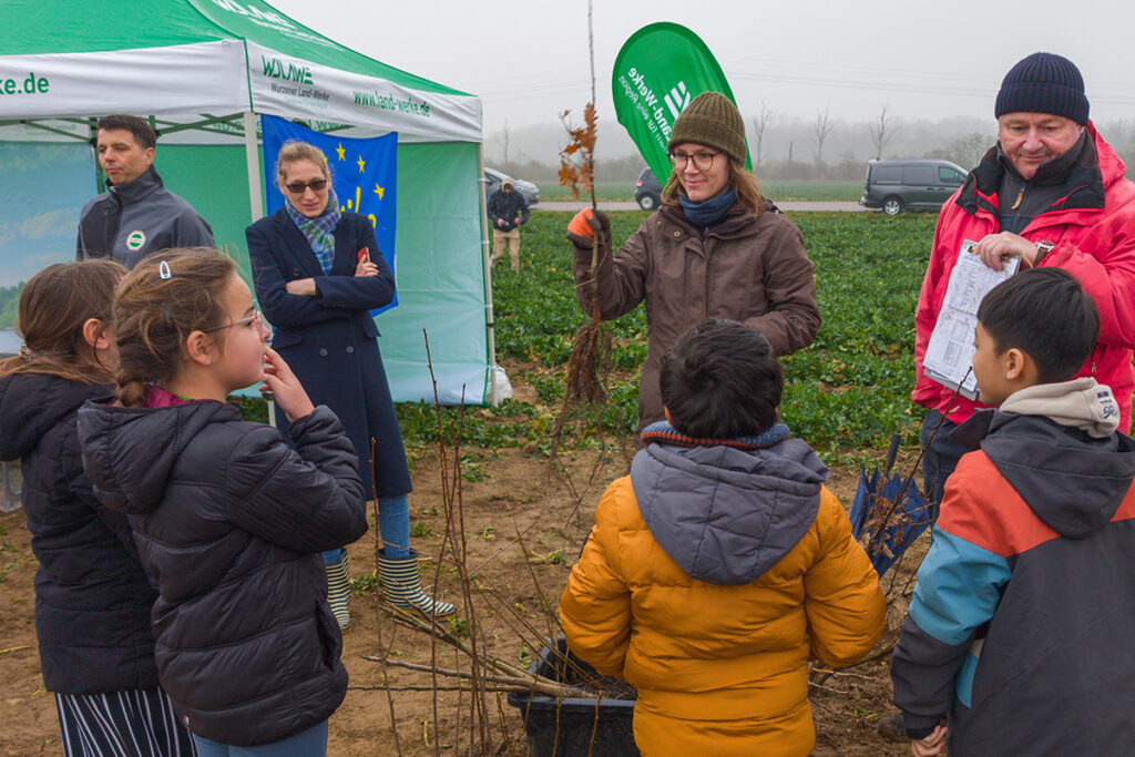 IfaS erklärt die Werthölzer Clara Thoma vom IfaS verteilt die Werthölzer an die Kinder