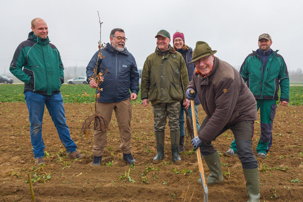 Bürgermeister des Wurzener Landes pflanzen mit Die Bürgermeister des Wurzener Landes, Andreas Lau und Stefanie Kleine pflanzen einen Baum