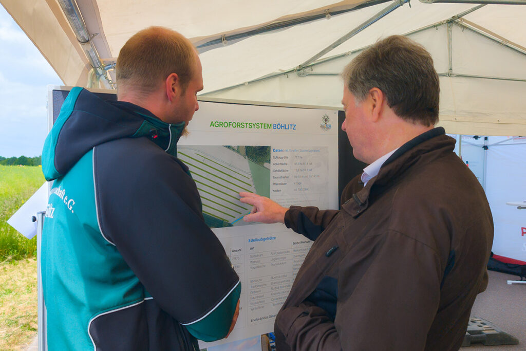 Informationsstand Agroforst Ein Teilnehmer informiert sich bei Andreas Lau zum Agroforst