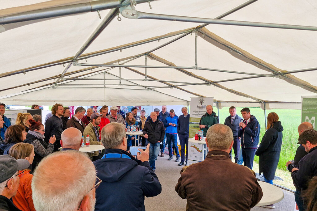 Teilnehmer im Festzelt Teilnehmer lauschen im großen Zelt der dem Grußwort von Landrat Henry Graichen