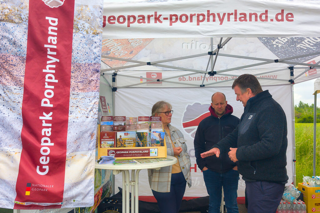 Zelt des Geoparks Porphyrland Teilnehmer informieren sich im Zelt des Geoparks Porphyrland