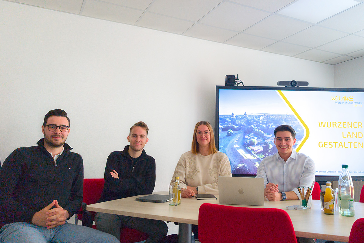 Stefanie Kleine und die drei Studenten der Universität Leipzig im Besprechungsraum der Wurzener Land-Werke GmbH