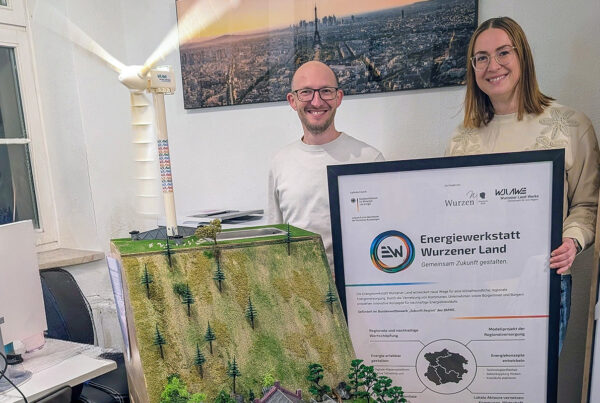 Marcel Buchta und Stefanie Kleine mit dem Modell der Energiewerkstatt MINI