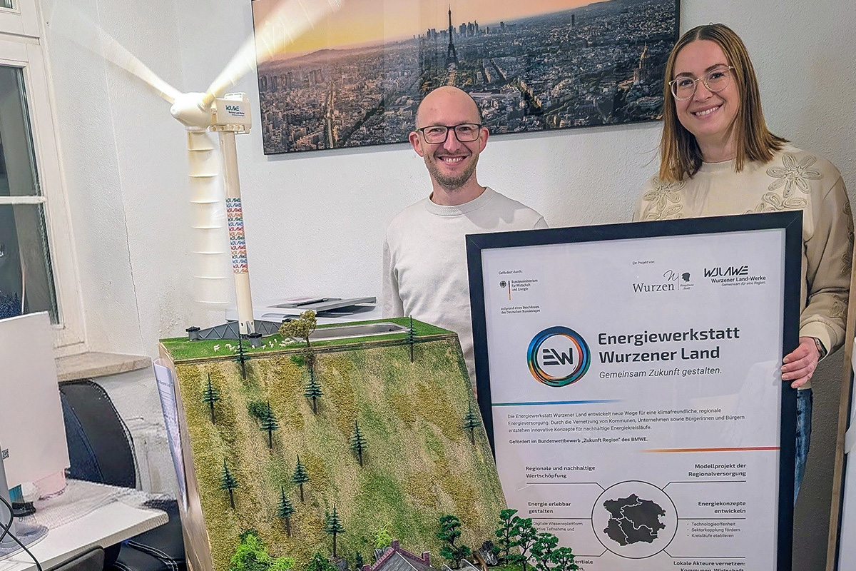 Marcel Buchta und Stefanie Kleine mit dem Modell der Energiewerkstatt MINI