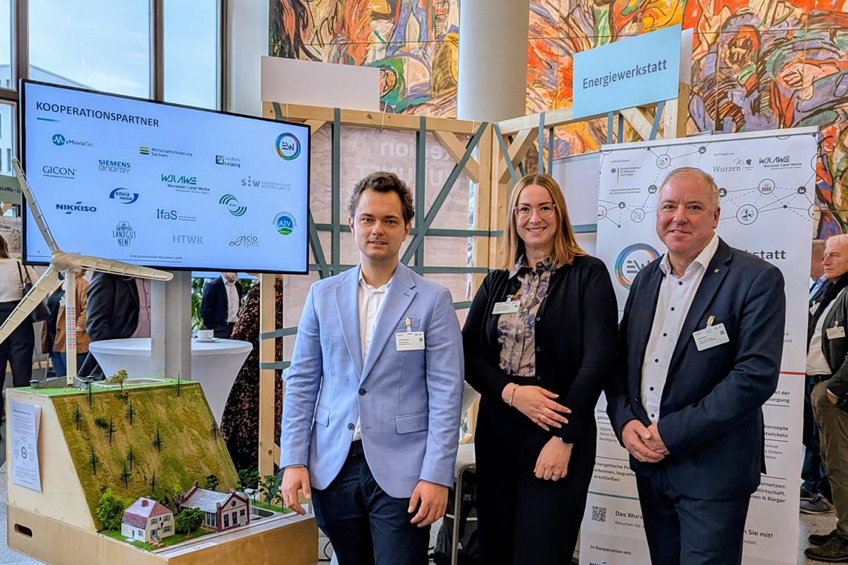 Max Maucher, Stefanie Kleine und Kay Ritter am Stand der Energiewerkstatt Wurzener Land bei der Regionalpolitischen Jahrestagung 2025