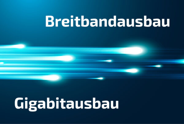 Lichtstrahlen mit den Begriffen Breitbandausbau und Gigabitausbau